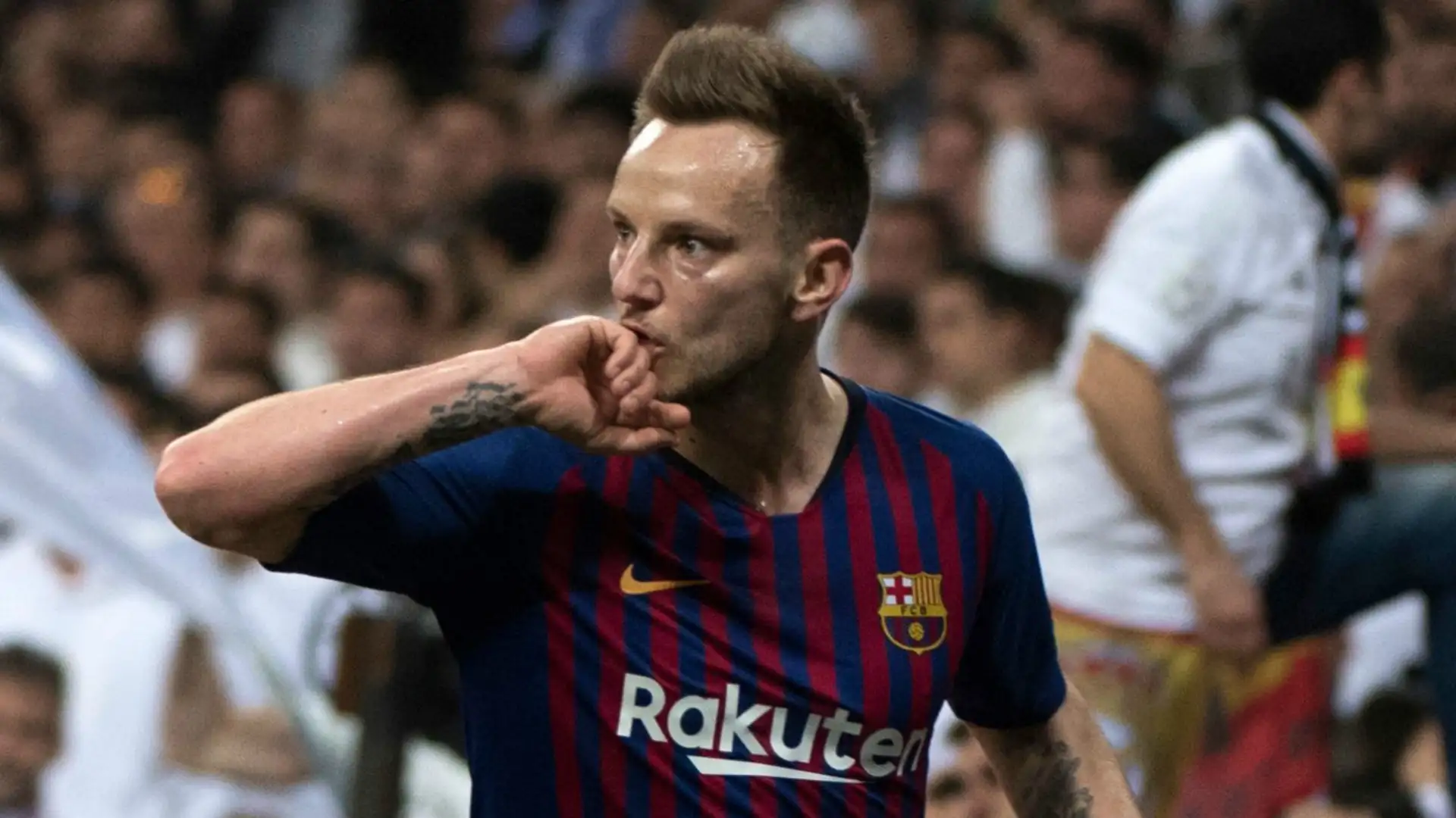 إيفان راكيتيتش وبرشلونة – صانع التوازن وأنيق خط الوسط