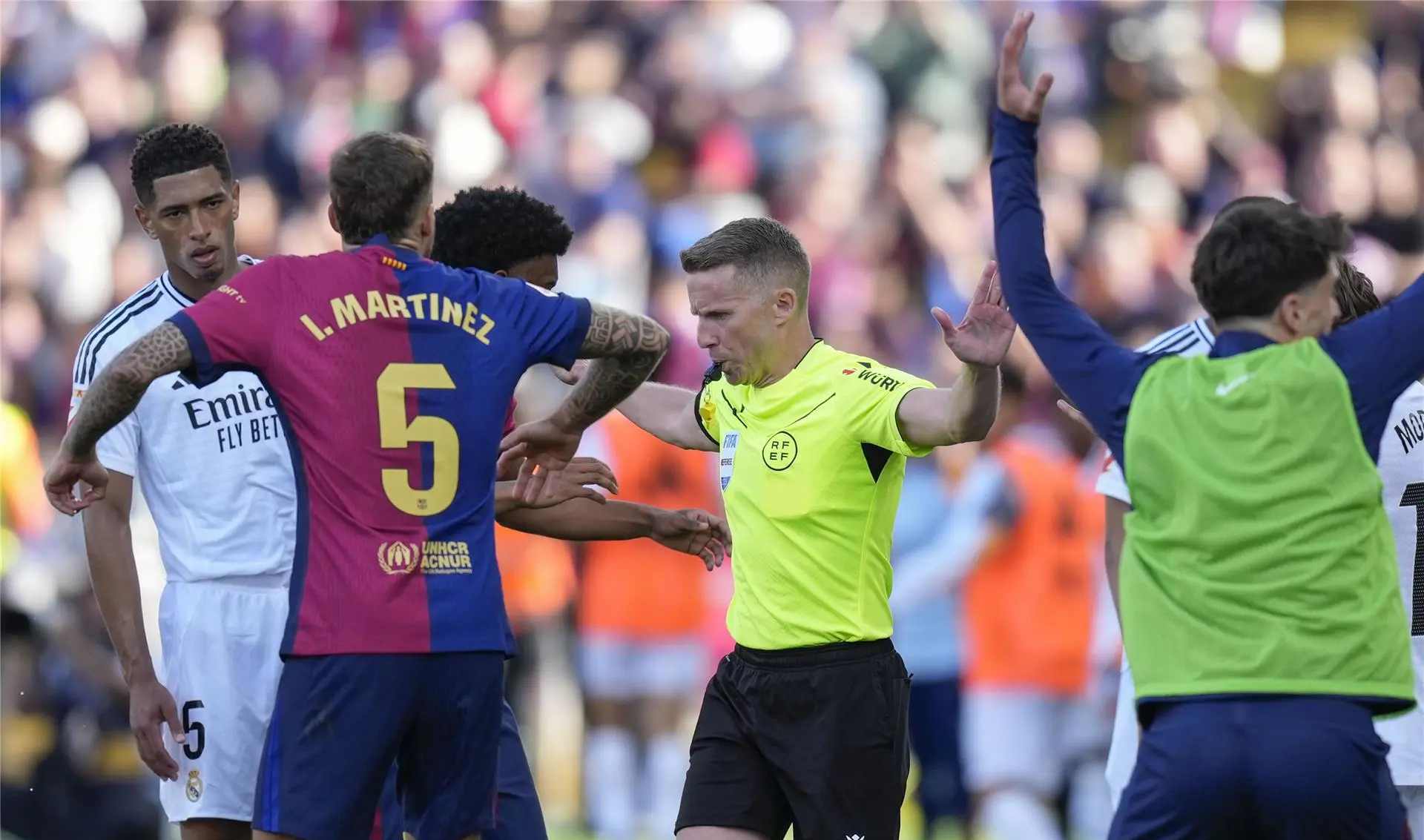 برشلونة يهزم ريال مدريد في كلاسيكو مثير.. ويشنّ هجومًا لاذعًا على التحكيم